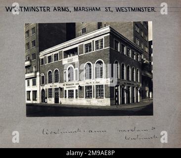 Foto von Westminster Arms, Westminster, London. Die Hauptseite des Aufdrucks (hier abgebildet) zeigt: Die rechte Seite des Pubs. Auf der Rückseite des Aufdrucks (auf Anfrage erhältlich) steht: Nichts für Westminster Arms, Westminster, London SW1P 4LT. Seit Juli 2018 . Umbenannt in Pages, dann Westminster. 2013 abgerissen, ersetzt durch 13 Wohnungen mit einem Restaurant auf Straßenebene. Stockfoto