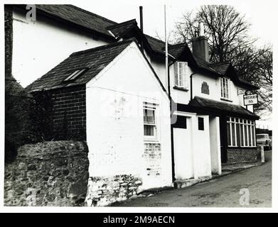 Foto von Whitchurch Inn, Tavistock, Devon. Die Hauptseite des Aufdrucks (hier abgebildet) zeigt: Linke Seite in der Ansicht des Pubs. Auf der Rückseite des Aufdrucks (auf Anfrage erhältlich) finden Sie einen öffentlichen Ausweis des Whitchurch Inn, Tavistock, Devon PL19 9ED. Seit Juli 2018 . Eigentümer . Church House Inns Stockfoto