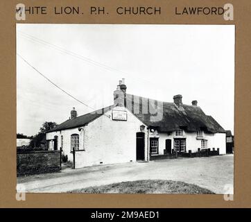 Foto von White Lion PH, Church Lawford, Warwickshire. Die Hauptseite des Aufdrucks (hier abgebildet) zeigt: Linke Seite in der Ansicht des Pubs. Auf der Rückseite des Aufdrucks (auf Anfrage erhältlich) finden Sie Details: Nichts für den Weißen Löwen, Church Lawford, Warwickshire CV23 9EF. Seit Juli 2018 . Umbenannt in Old Smithy und nicht mehr strohgedeckt. Besitzer King Henrys Taverns Stockfoto