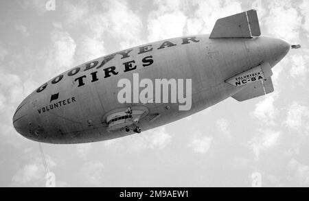 Goodyear Blimp NC-8A „Volunteer“ im späten 1930er. Freiwilligen (I) (NC-8A)erster Flug: 27. April 1929Volume: 86.000 Cu. Ft.Länge: 128 ft.Durchmesser: 36 ft. Motoren: 2x Ryan-Siemens 5-Zylinder-Radialmotoren (je 82 ps), vorgestellt bei den National Balloon Races in Pittsburgh, 1929Based in Los Angeles, Kalifornien Stockfoto