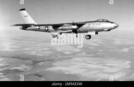 Boeing XB-47D Stratojet 51-2103 (msn 450176) fliegt als Wright XT49 Testbett in den 1950er gebaut als Boeing B-47B-30-BW Stratojet und umbenannt EB-47B im April 1952.Dezember 1954: Umgewandelt in XB-47D Testbett für die Turboprop Wright XT49 als Boeing Modell 450-162-49, erstmals am 26. August 1955 geflogen. Der XT-49 war eine Turboprop-Entwicklung des Wright J65 (ein lizenzierter Armstrong-Siddeley Sapphire) mit einer Wellenleistung von 10.400 PS. Stockfoto