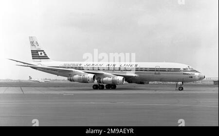 Douglas DC-8-53 JA8103 „Haruna“ von Japan Air Lines, am Flughafen London Heathrow, mit einem Swissair Convair CV-990 Coronado Roller im Hintergrund. Stockfoto