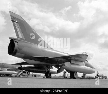 Armee de l'Air - Dassault Mirage IIIE (msn 410) von Escadron de Chasse 1-13 „Artois“ auf der Basis Aerienne 132 Colmar-Meyenheim, mit Dassault Mystere IVAS von Escadron de Chasse 3-14 im Hintergrund. Stockfoto