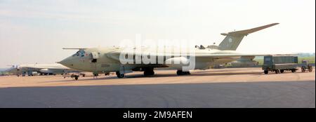 Royal Air Force - Handley Page Victor K.2 XH672 "Maid Marian", von Nr. 55 Geschwader, in Formation mit: Panavia Tornado GR.1 "S" von Nr.2 Geschwader, "JM" von Nr. 27 Geschwader, "AJ-Y" von Nr.617 Geschwader, aus dem Marham-Flügel. Stockfoto