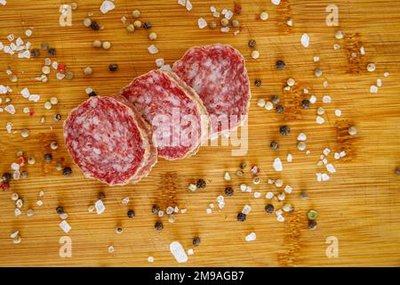 Getrocknete und geräucherte deutsche Wurst heißt Stracke Stockfoto