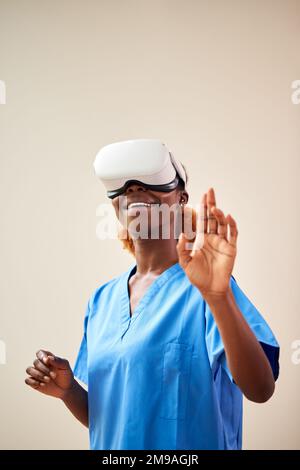 Krankenschwester oder Ärztin in Scrubs mit VR-Headset, das mit AR-Technologie interagiert Stockfoto