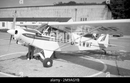 Piper PA-18-150 Super Cub G-AWMP (msn 18-8674) im Wycombe Air Park, Booker. Stockfoto
