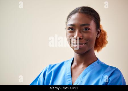 Porträt Einer Lächelnden Krankenschwester Oder Ärztin, Die Krümel Trägt Stockfoto