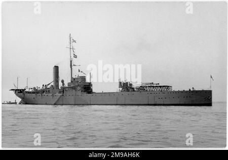 HMS Pegasus (ehemals HMS Ark Royal) in Einem Spithead RE im Jahr 1938. HMS Pegasus wurde vom 1914 HMS Ark Royal Wasserflugzeugträger umbenannt, der im 1. Weltkrieg aktiv war, und in den 1920er Jahren wurde sie 1934 umbenannt, um am 16. Dezember 1938 einen neuen Flugzeugträger als HMS Ark Royal (Wimpel Nummer 91) in Betrieb nehmen zu können. Der Schiffskörper wurde von der Royal Navy gekauft, noch in den frühen Bauphasen, und das Schiff wurde als erster speziell für diesen Zweck gebauter Flugzeug-/Wasserflugzeugträger entworfen und gebaut. Ark Royal nahm 1915 an der Gallipoli-Kampagne Teil und blieb bis 1918 in der Dardanellen-Region Stockfoto