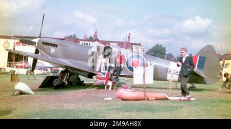 Supermarine Spitfire LF.XVIe TB382 „LO - X“, (Nr. 602 (Stadt Glasgow) Geschwader), an der RAF Middleton St. George, Ich Bin'S Stockfoto