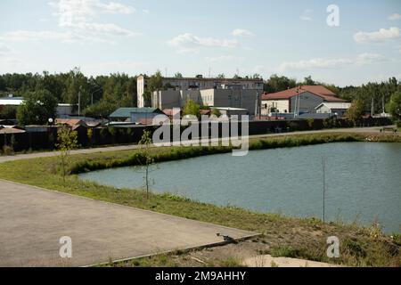 Blick auf die Stadt. Auf Dem Land. Park am Stadtrand. Straßendetails im Sommer. Stockfoto