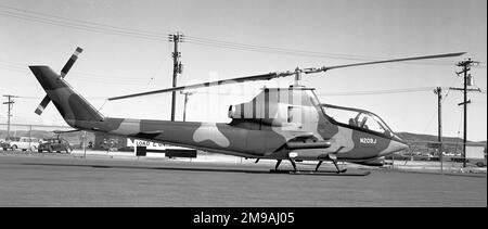 Bell 209 Cobra N209J (mit dem Spoofseriennummer 64-7015). Der private Prototyp der Huey-Cobra, gebaut von Bell, während die US-Armee Zeit und Geld verschwendete für die Lockheed AH-65 Cheyenne und Sikorsky S-67 Blackhawk. Als die Armee schließlich dazu überging, sie zu bewerten, konnten sie nicht genug davon bekommen, da die Produktion entwickelter Modelle für das US Marine Corps erst vor kurzem abgeschlossen wurde (AH-1Z). Stockfoto