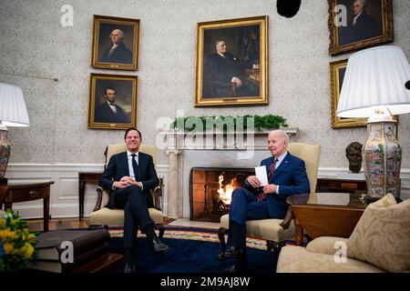 Washington, DC, USA. 17. Januar 2023. US-Präsident Joe Biden trifft am Dienstag, den 17. Januar, Premierminister Mark Rutte der Niederlande im Oval Office des Weißen Hauses in Washington, DC, USA. 2023. Biden wird die Zusammenarbeit bei der Beschränkung des Zugangs Chinas zur Halbleitertechnik bei Besuchen von japanischen und niederländischen Führern nach Washington erörtern. Kredit: Al Drago/Pool über CNP/dpa/Alamy Live News Stockfoto