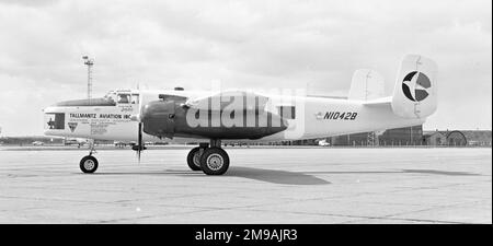 Nordamerikanische TB-25N Mitchell N1042B (msn 108-34098, ex 44-30823A), ca. 1965. Gebaut als nordamerikanischer B-25J-25/27-NC 44-30823 für die United States Army Air Force und umgewandelt in TB-25N. Entsorgt als N1042B und für die Verwendung als Kameraschiff umgebaut von Tallmantz Aviation in den USA und später von Aces High Ltd in England. Verwendet für „Battle of Britain“ im Jahr 1968 sowie „Catch 22“, neben vielen anderen Filmen. 1997 war es wieder in den USA (noch N1042B) bei World Jet Inc. In Fort Lauderdale, FL. Stockfoto