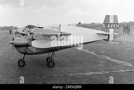 Tipsy Nipper Mk.III G-AVKT (msn 70), Prototyp des Mark III, ca. 1965. Am 19. August 1972 nahm das Flugzeug an einer Ausstellung Teil, bei der es versuchen sollte, Papierbänder zu schneiden; diese wurden in Form von Toilettenrollen im Cockpit getragen und vom Piloten fallen gelassen. Die ersten Rollen wurden fallen gelassen, als das Flugzeug 800 Fuß über dem Boden lag, und diese wurden erfolgreich geschnitten. Eine weitere Rolle wurde aus nur 200 Metern Höhe fallen gelassen und der Pilot versuchte, den Bänder in der begrenzten Höhe zu schneiden, die beim Abrollen verbleibt. Bei eingeschaltetem Strom wurde die Nase des Flugzeugs gesehen, um A zu steigen Stockfoto