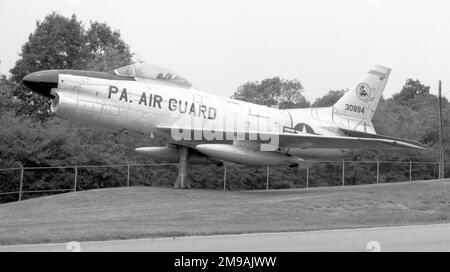 Nordamerikanische F-86L 53-0894 (msn 201-338), montiert auf einem Pylon außerhalb des Luftwaffenstützpunktes Pennsylvania Air National Guard Base, Heimstadion des 171. Air Refuelling Flügels, am Pittsburgh International Airport, Pennsylvania. Der 53-0894 wurde als F-86D-60-NA Sabre gebaut und auf den F-86L-Standard aufgerüstet. Stockfoto