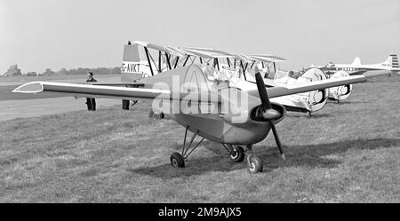 Tipsy Nipper Mk.III G-AVKT (msn 70), Prototyp des Mark III, auf einer Flugschau in den Niederlanden, ca. 1969, neben dem aerobatischen Ausstellungsteam „Le Manchots“ (die Pinguine) geparkt. Am 19. August 1972 nahm das Flugzeug an einer Ausstellung Teil, bei der es versuchen sollte, Papierbänder zu schneiden; diese wurden in Form von Toilettenrollen im Cockpit getragen und vom Piloten fallen gelassen. Die ersten Rollen wurden fallen gelassen, als das Flugzeug 800 Fuß über dem Boden lag, und diese wurden erfolgreich geschnitten. Eine weitere Rolle wurde aus nur 200 Metern Höhe fallen gelassen und der Pilot versuchte umzudrehen, um den Streamer i zu schneiden Stockfoto