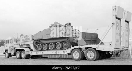 Ein Royal Engineers Combat Engineer Tractor auf seinem Straßentransporter auf der British Army Equipment Exhibition, die vom 23-27. Bis 15. Juni 1980 in Aldershot stattfand. Stockfoto