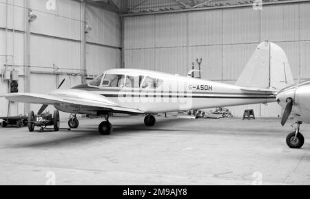 Piper PA-23-160 Apache G-ASDH (msn 23-2045), vom College of Air Training am Flugplatz Hamble. Am 10. Januar 1967 stürzte G-ASDH, ein Piper PA-23 Apache vom College of Air Training in Hamble, auf das Gelände des Royal Victoria Hospital, Netley, nahe Southampton, Hampshire, nach einem Triebwerkausfall während des asymmetrischen Trainings. Er schlug gegen ein paar Bäume und stürzte gegen ein Fußballfeld, bevor er gegen eine Wand schlug. Stockfoto