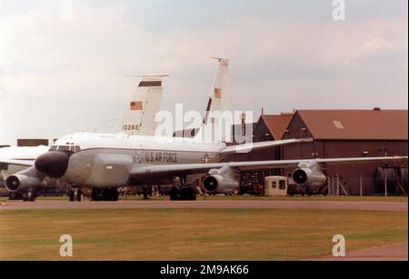 United States Air Force - Boeing RC-135U-BN Combat schickte 3 63-9792 (msn 18706). Von Anfang an als RC-135B-Spezifikation gebaut und später von Martin als RC-135C modifiziert. RC-135U „Project Combat Sent 3“ für Signalerfassung und -Analyse (SIGINT – Signals Intelligence), 1970. April bis 1987. April, später umgewandelt in MDS RC-135V „Nivet Joint“ Electronic Intelligence Aircraft (ELINT). Stockfoto