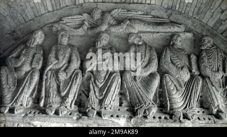 Lunch-Schnitzerei in Malmesbury Abbey, Wiltshire, einer von zwei mit sechs sitzenden Aposteln und einem Engel darüber. Stockfoto