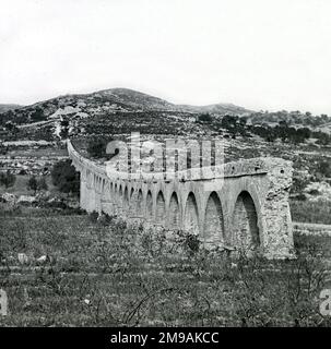 Das Ferreres Aquädukt, auch bekannt als Pont del Diable (Teufelsbrücke), eine antike Brücke, Teil des römischen Aquädukts, erbaut, um die antike Stadt Tarraco, heute Tarragona in Katalonien, Spanien, mit Wasser zu versorgen. Stockfoto