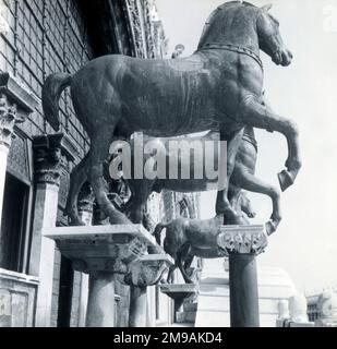 Die Pferde des Heiligen Markus (Cavalli di San Marco), auch bekannt als Triumphquadriga, byzantinische Bronzestatuen von vier Pferden, ursprünglich Teil eines Monuments mit einer Quadriga, Venedig, Italien. Stockfoto