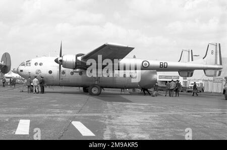 Armee de l'Air - Nord N.2501 Noratlas „BD“ (msn 8), auf der Biggin Hill International Air Fair am 13. Mai 1966, die das Flugzeugteam Patrouille de France unterstützt. Stockfoto