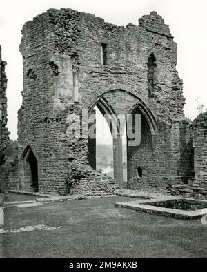 Goodrich Castle, ein normannisches mittelalterliches Schloss nördlich des Dorfes Goodrich in Herefordshire, England, kontrolliert einen wichtigen Ort zwischen Monmouth und Ross-on-Wye. Stockfoto