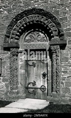 Eingang zur Kirche St. Mary und St. David, einer anglikanischen Pfarrkirche in Kilpeck, Herefordshire. Stockfoto