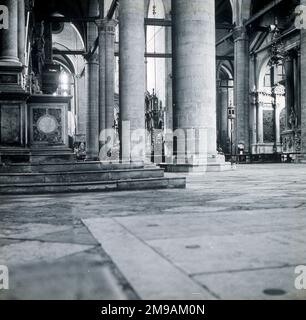 Innenraum, Basilika di Santa Maria Gloriosa dei Frari (die Frari), Venedig, Italien. Stockfoto