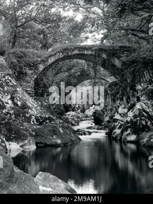 Römische Packhortbrücke über den Fluss Machno, Penmachno, Betws-y-Coed, Conwy, Nordwales. Stockfoto