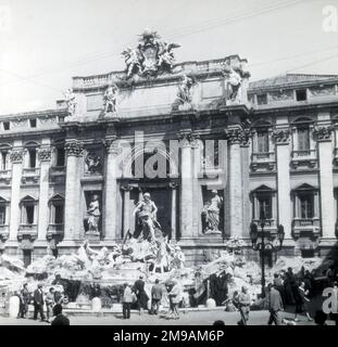 Der Trevi-Brunnen (Fontana di Trevi) im Trevi-Viertel in Rom, Italien - entworfen vom Architekten Nicola Salvi und fertiggestellt von Giuseppe Pannini und anderen. Stockfoto