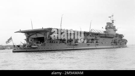 Royal Navy - HMS Courageous (Wimpel Nummer '50') HMS Courageous war das führende Schiff ihrer Klasse mit drei Kampfsportlern, die während des Ersten Weltkriegs für die Royal Navy gebaut wurden. Das Schiff wurde zur Unterstützung des von First Sea Lord John Fisher geförderten baltischen Projekts entworfen und war sehr leicht gepanzert und mit nur wenigen schweren Waffen bewaffnet. Courageous wurde Ende 1916 fertiggestellt und hat den Krieg auf Patrouille in der Nordsee verbracht. Sie nahm an der zweiten Schlacht von Helgoland im November 1917 Teil und war anwesend, als die deutsche Hochseeflotte ein Jahr später kapitulierte. Stockfoto