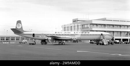 De Havilland DH.106 Comet 4C G-BDIV, von DAN-AIR, am Flughafen Newcastle. Stockfoto