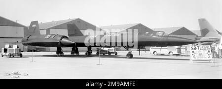 United States Air Force - Lockheed SR-71a 61-7964 (msn 2015), des 9. Strategic Reconnaissance Wing, mit Sitz am Luftwaffenstützpunkt Beale, Kalifornien. Erstmals am 11. Mai 1966 geflogen und im Juli 1966 von der USAF übernommen, die dem SRW 9. zugewiesen wurde. Am 18. Januar 1990 startete der letzte Flug von RAF Mildenhall nach Beale AFB in 4,5 Stunden. Derzeit ausgestellt in der neuen SAC-Museumseinrichtung in Ashland, NE. Stockfoto