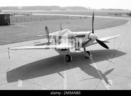 Supermarine Spitfire LF Mk.VB 8070M / (EP120), bei RAF Wattisham als Torwächter / Stationsmaskottchen. Derzeit (2021) im Besitz der Fighter Collection mit Sitz in Duxford. Erbaut in Castle Bromwich im Jahr 1942 und geliefert an die 501. Staffel, wo es sechs Tote bekam, während er von Sqn LDR Geoffrey Northcott geflogen wurde. Es erlitt einen Bodenunfall und wurde von CB repariert, bevor es zur 19. Staffel kam. EP120 wurde 1944 an das 402. Geschwader geliefert und erhielt die Codes AE-A. Nach dem Krieg wurde es zum Torwächter und später zu einem Star im Film „Battle of Britain“, bevor es 1989 eingelagert wurde. Durch den Kampf erworben Stockfoto
