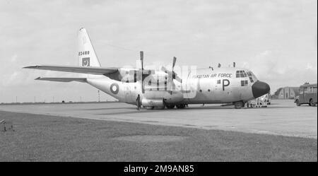 Pakistan Air Force - Lockheed C-130B-LM Hercules 23488 (MSN 282-3698, 62-3488), RAF Marham am 7. Mai 1974. Erbaut für die Imperial Iranian Air Force unter KARTE als „5-101“ und später als 23488 an Pakistan herausgegeben. Registriert als AQ-ACP, dann ALS HFP, für internationale Flüge. Dieses Flugzeug sprang während eines nächtlichen Triebwerkslaufs in Lahore am 1. Februar 1979 mit C-130E 10687 in Kollision. Stockfoto