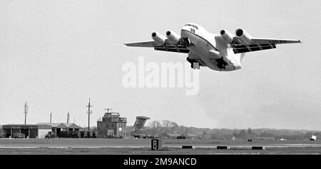 McDonnell Douglas YC-15 72-1875 „53“, auf der 1977 RAF Mildenhall Air Fete mit einem CFM International CFM56 im Triebwerkskasten Nr. 1 startete, auf dem Weg von der Paris Air Show 1977, wo die Show mit der Serie „53“ stattfand. Im Hintergrund, hinter dem Kontrollturm, kann man den Schwanz einer Boeing YC-14 sehen, die auch an der Paris Air Show 1977 teilnahm, sowie an der Mildenhall Air Fete. Stockfoto