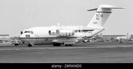 McDonnell Douglas YC-15 72-1875 „53“, gesehen auf der RAF Mildenhall, mit einem CFM International CFM56 im Triebwerkskörper Nr. 1, unterwegs von der Paris Air Show 1977, wo sie die Show mit der Serie „53“ erhalten hatte. Stockfoto