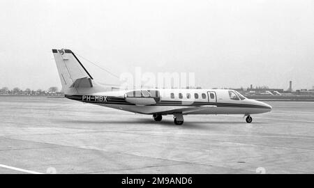 Cessna 550 Citation II PH-MBX (msn 550-0166) von Martinair Holland am Flughafen London Heathrow. Stockfoto