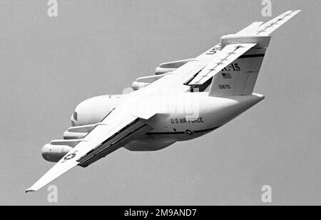 McDonnell Douglas YC-15 72-1875 „53“, gesehen auf der RAF Mildenhall, mit einem CFM International CFM56 im Triebwerkskörper Nr. 1, unterwegs von der Paris Air Show 1977, wo sie die Show mit der Serie „53“ erhalten hatte. Stockfoto