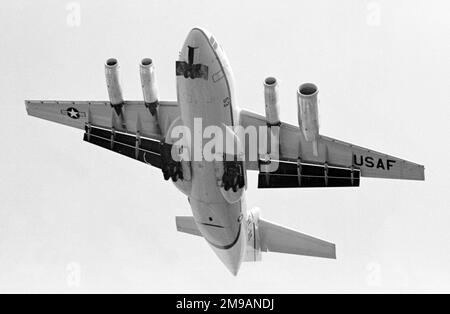 McDonnell Douglas YC-15 72-1875 „53“, gesehen auf der RAF Mildenhall, mit einem CFM International CFM56 im Triebwerkskörper Nr. 1, unterwegs von der Paris Air Show 1977, wo sie die Show mit der Serie „53“ erhalten hatte. Stockfoto