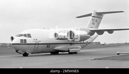 McDonnell Douglas YC-15 72-1875 „53“, gesehen auf der RAF Mildenhall, mit einem CFM International CFM56 im Triebwerkskörper Nr. 1, unterwegs von der Paris Air Show 1977, wo sie die Show mit der Serie „53“ erhalten hatte. Stockfoto