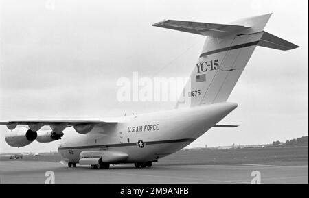 McDonnell Douglas YC-15 72-1875 „53“, gesehen auf der RAF Mildenhall, mit einem CFM International CFM56 im Triebwerkskörper Nr. 1, unterwegs von der Paris Air Show 1977, wo sie die Show mit der Serie „53“ erhalten hatte. Stockfoto