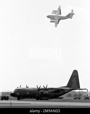 McDonnell Douglas YC-15 72-1875 „53“, überflog einen ansässigen MAC C-130H auf der 1977 RAF Mildenhall Air Fete, mit einem CFM International CFM56 im Triebwerkskörper Nr. 1, während er auf dem Weg von der Paris Air Show 1977 war, wo er die Serie „53“ erhalten hatte. Stockfoto