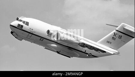 McDonnell Douglas YC-15 72-1875 „53“, gesehen auf der RAF Mildenhall, mit einem CFM International CFM56 im Triebwerkskörper Nr. 1, unterwegs von der Paris Air Show 1977, wo sie die Show mit der Serie „53“ erhalten hatte. Stockfoto