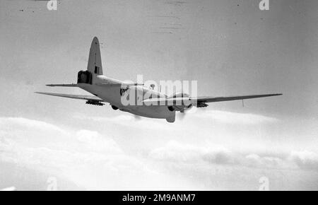 Royal Air Force – Vickers Wellington GR Mk. XIV MP714. Mit ASV Mk. III Radar, einziehbares Leigh Light in der Position des Ventral-Revolvers und RP-3 (von Raketenwerfer 3 Zoll) Raketenabschussschienen unter den Flügeln. Die Einführung eines leistungsfähigeren ASV Mk. III Radar und Leigh Light setzten U-Boote in eine sehr verwundbare Position, 24 Stunden am Tag. Stockfoto