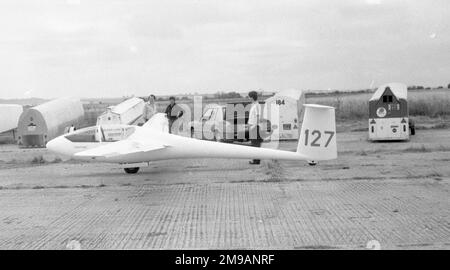 Glasflugel 206 Hornet '127', bei einem regionalen Gleitflugwettbewerb in den 1980er. Die Standard-Class Hornet war eine Weiterentwicklung des Club Libelle, mit der Luftbremsen mit Hinterkante eingeführt wurden. Stockfoto