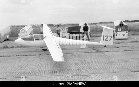 Glasflugel 206 Hornet '127', bei einem regionalen Gleitflugwettbewerb in den 1980er. Die Standard-Class Hornet war eine Weiterentwicklung des Club Libelle, mit der Luftbremsen mit Hinterkante eingeführt wurden. Stockfoto